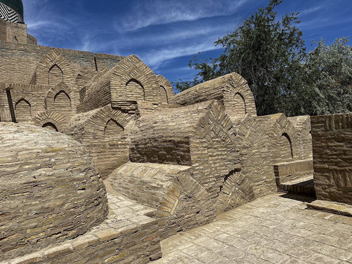 Yer altı su varlığı bakımından zengin olan bölgede, suların zemine çok yakın olması mezar kazma ve defnetme işlemlerini zorlaştırıyor. Bu nedenle, bölgede mezarlar toprağın altı yerine üstüne inşa edilen kabre konuluyor.