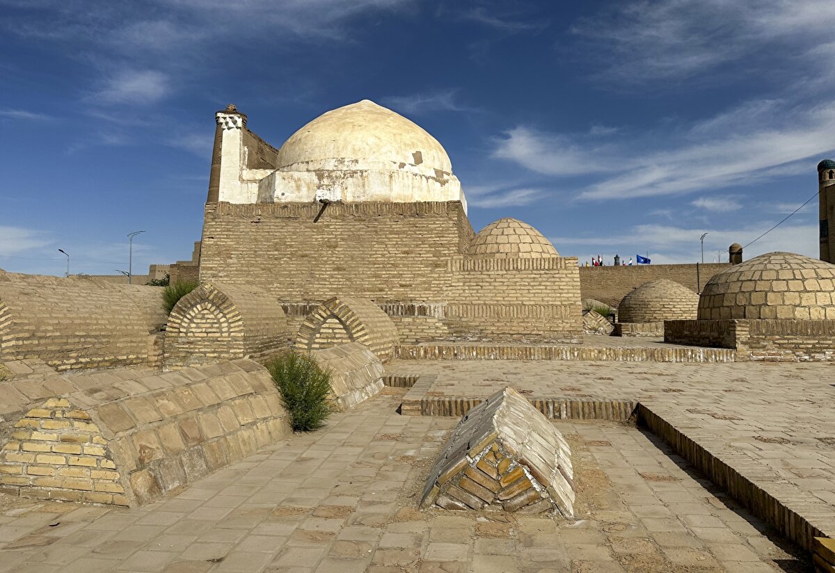 Mezarlıklarda kümbet şeklinde mezarlar da bulunuyor.