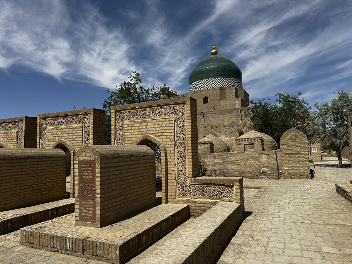 Aynı soydan gelen kişilerin yan yana defnedilmesi geleneği gereğince, üst üste yapılan mezarlar ve kümbetlere aynı aileden kişiler konuluyor.