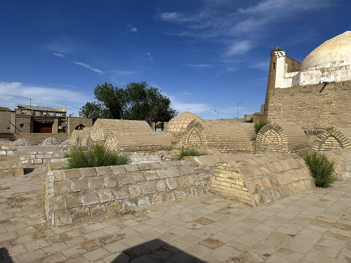 Defnedilecek kişi için inşa edilen mezarlarda genellikle tuğla, taş, çamur gibi materyaller ve bazı süslemeler bulunuyor.