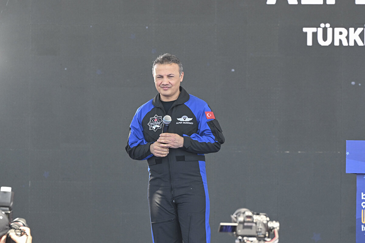 Uzay alanında çalışmaların süreceğini belirten Astronot Alper Gezeravcı, “ Çocuk yaştayken benim hayallerime dahi almamış olduğum bir alanda devletimizin güçlü iradesiyle gelecekte altına sizlerin imza atacak olduğunuz bir yolun başlangıcı yapıldı. Bugün okullarımızda hayallerinizden geçirdiğiniz her şeyin Türkiye cumhuriyetinin sınırları içerisinde devletimizin güçlü iradesiyle yapılabileceğini bir kere daha ispatlamış olduk. Yapılmış olan bu işin merkezinde siz varsınız. Bundan sonra Türkiye cumhuriyeti olarak bugüne kadar adım atmadığımız uzay alanında faaliyetlerimiz çok yoğun bir şekilde devam edecek. Lütfen hayallerinizi hiçbir zaman kısıtlamayın” dedi.