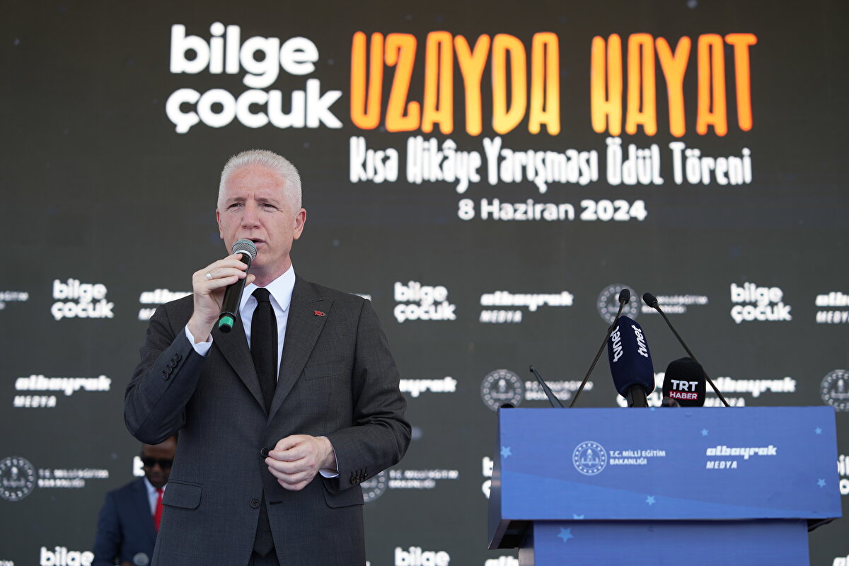 İstanbul Valisi Davut Gül ise “Öncelikle bu organizasyonu düzenleyen Albayrak grubuna teşekkür ediyorum. Çok yoğun programına rağmen bugün buraya katılan sayın bakanımıza şükranlarımı arz ediyorum. Konusu çocuk, kitap, eğitim olan her programa katılmaya gayret ediyoruz. Aranızdaki bu coşkuyu yaşamaktan çok mutluyuz” diye konuştu.
