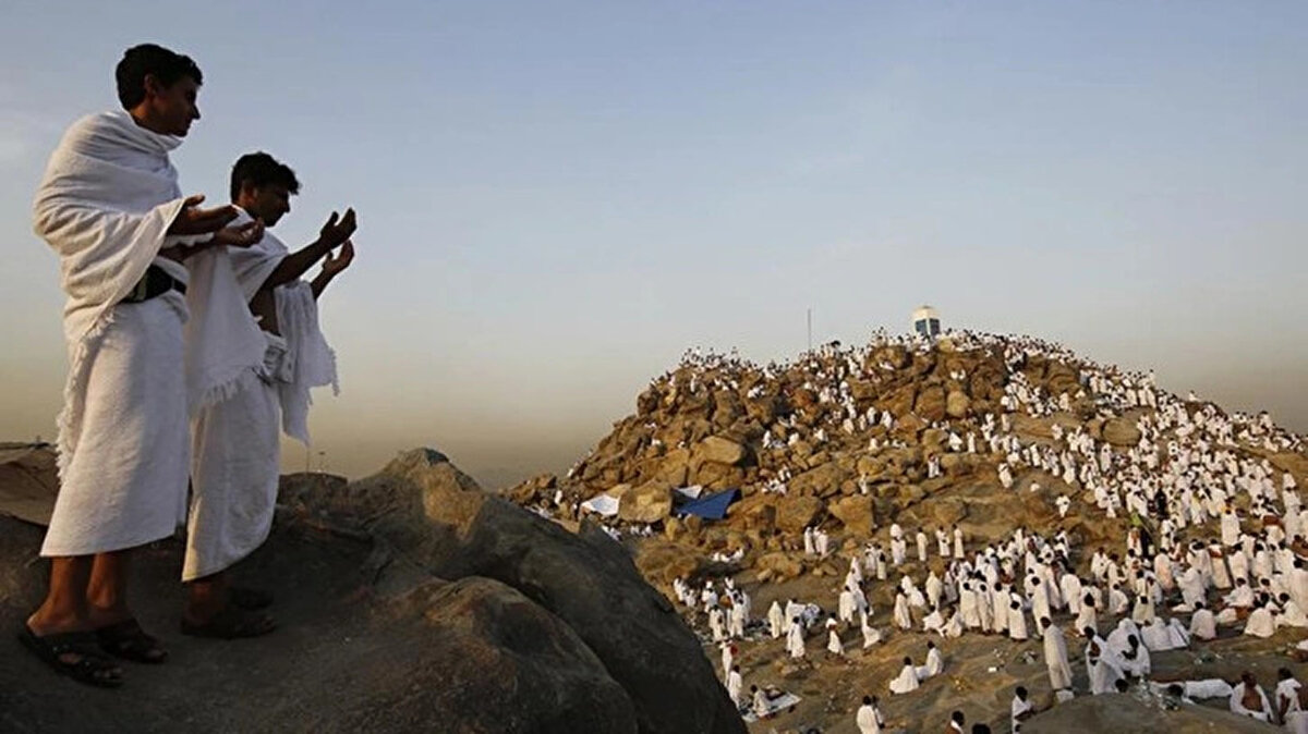 3.​ Sabah namazı<br>Sabah namazı çadırlarda kılınır; burada vakit Kur'an, dua, zikir ve tövbe ile değerlendirilir.