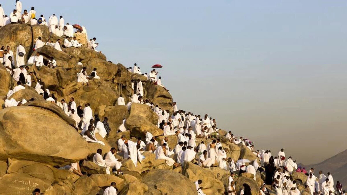 2. Arafat'a intikal<br>İkindiden sonra kafileler halinde otobüslerle Arafat'a intikaller başlar ve orada gecelenir.