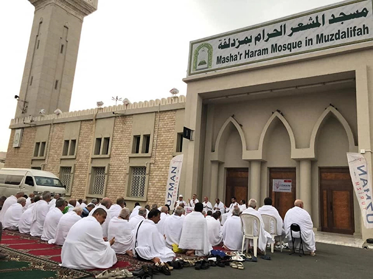 7. Akşam-yatsı namazı ve Müzdelife Vakfesi<br>Akşam ve yatsı namazları yatsı vaktinde birleştirilerek Müzdelife'de Cem-i Te'hir ile kılınır ve Müzdelife Vakfesi yapılır.