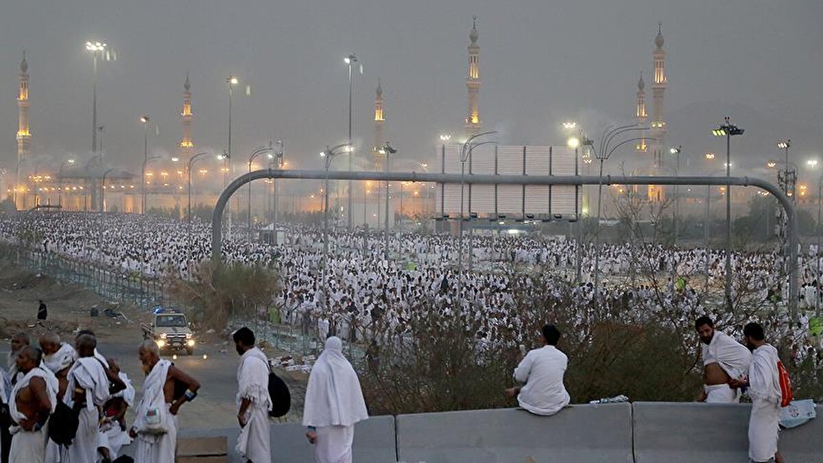 6. Müzdelife'ye Hareket <br>Gün batımından sonra kafileler halinde otobüslerle Müzdelife'ye hareket edilir. Şeytan taşlamak üzere 49 taş toplanır.