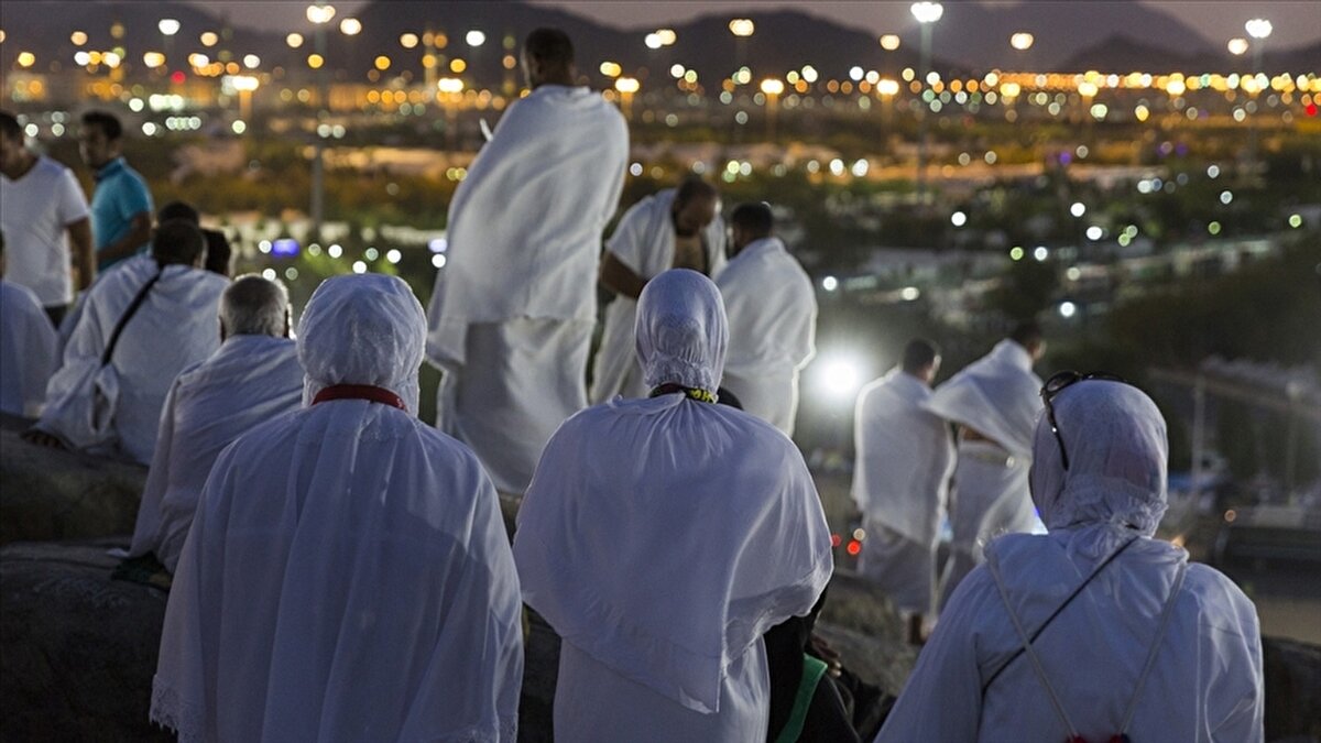 8. Mina'ya hareket<br>Gece kafileler halinde yürüyerek Müzdelife'den Mina'ya doğru hareket edilir.