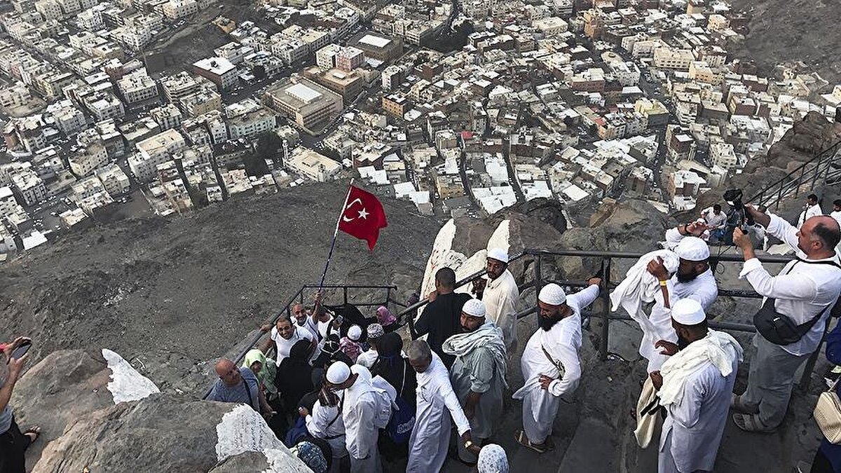 10. Kurban kesimi<br>Hacıların kurbanları, vekalet yoluyla Hac organizasyonu tarafından kesilir.