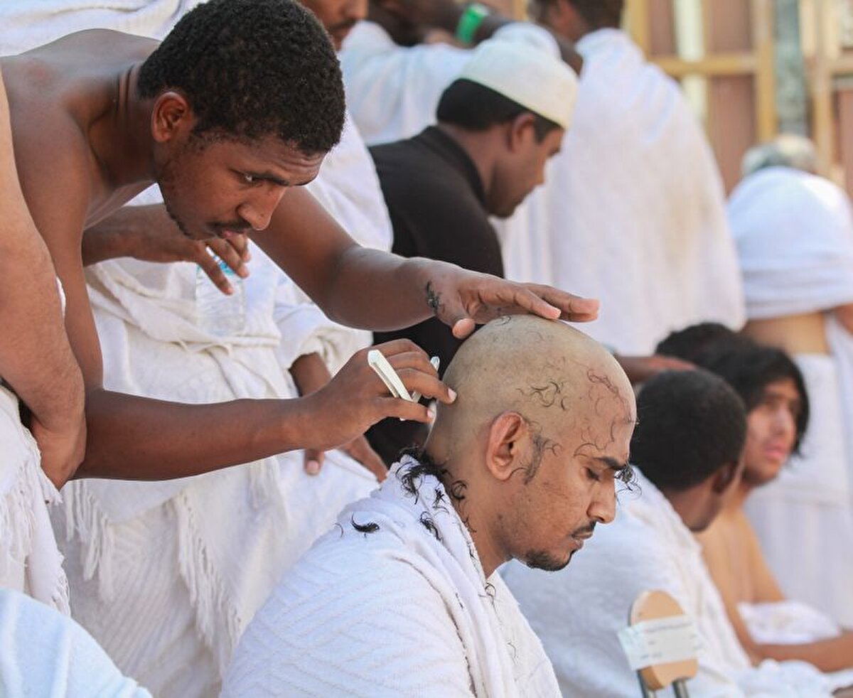 11. Tıraş ve ihramdan çıkış<br>Tıraş olup ihramdan çıkılır. Böylece Birinci Tahallül gerçekleşir.