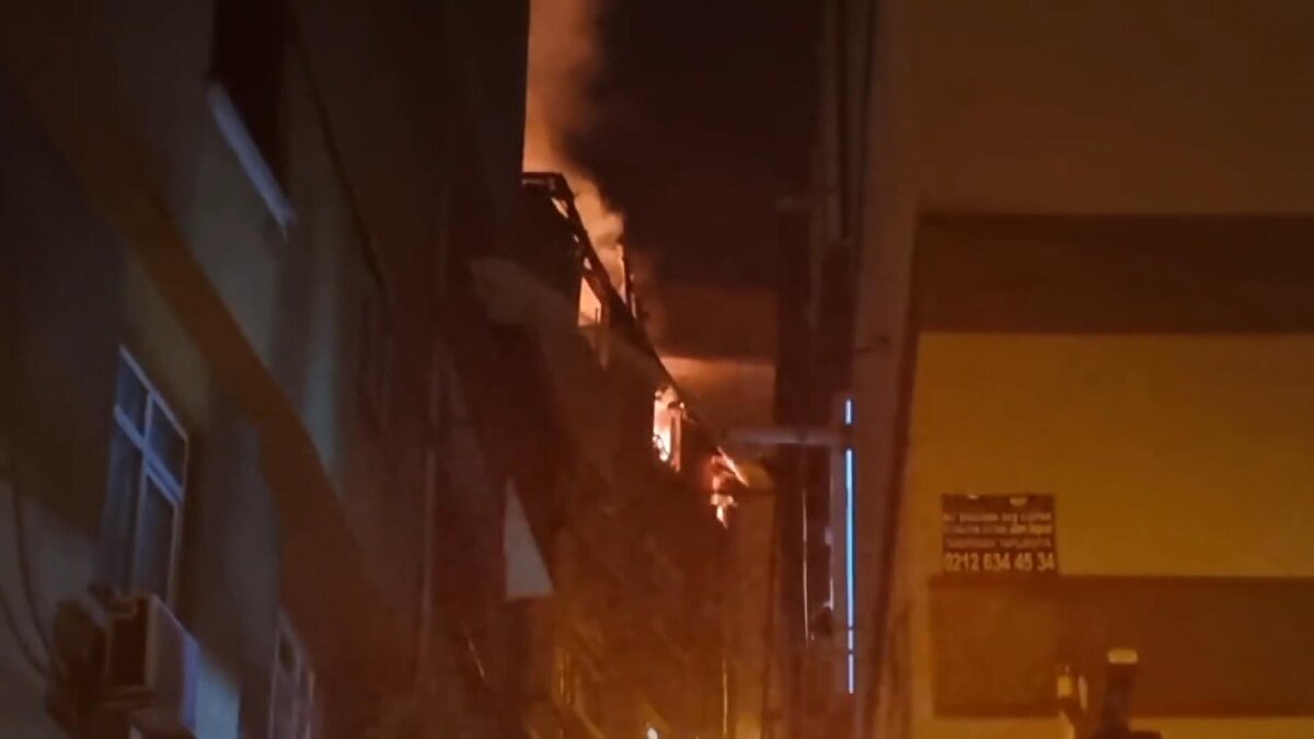 Yangın, saat 01.00 sıralarında Gültepe Mahallesi, İşçi Sokak'ta 5 katlı binada çıktı. Edinilen bilgiye göre, binanın çatısında bilinmeyen bir nedenle yangın çıktı.<br>