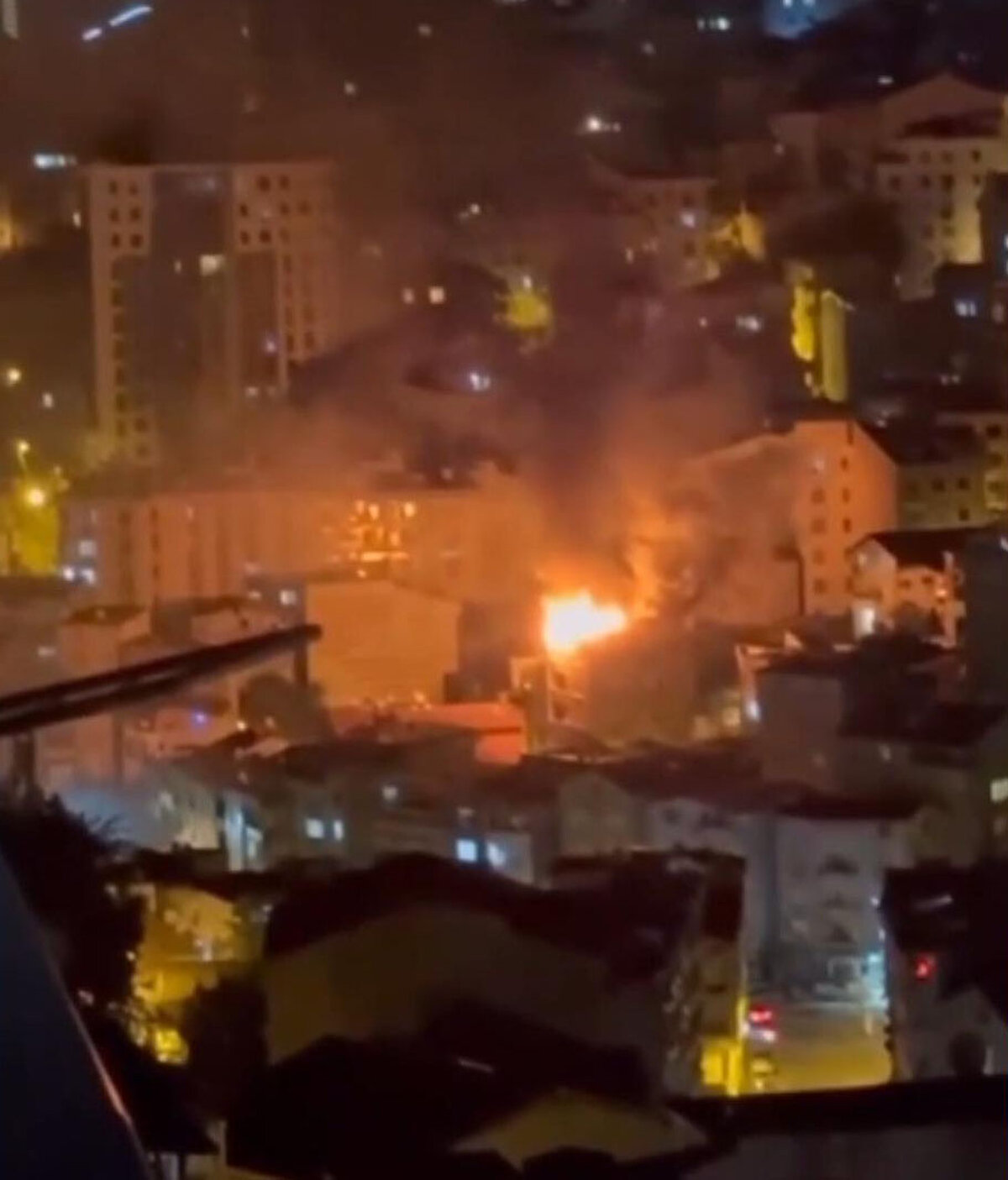 Alevler kısa sürede tüm çatıyı sardı ve alt katlara sıçradı. Çevredeki vatandaşlar tarafından itfaiye ekiplerine haber verildi. Durumun bildirilmesi üzerine olay yerine itfaiye, polis ve sağlık ekipleri sevk edildi. Olay yerine gelen itfaiye ekipleri, çatıyı saran alevleri yaklaşık 1 saatlik çalışmanın ardından söndürmeyi başardı. Olayda ölen ya da yaralanan olmazken, polis ekipleri yangınla ilgili inceleme başlattı.<br>