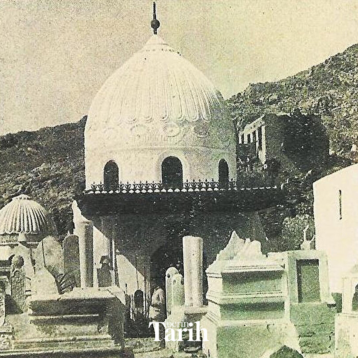 Hz. Peygamber’in ilk hanımı Hz. Hatice’nin yıkılmadan önce 1925 yılında Cennetü’l-muallâ’daki kabri.