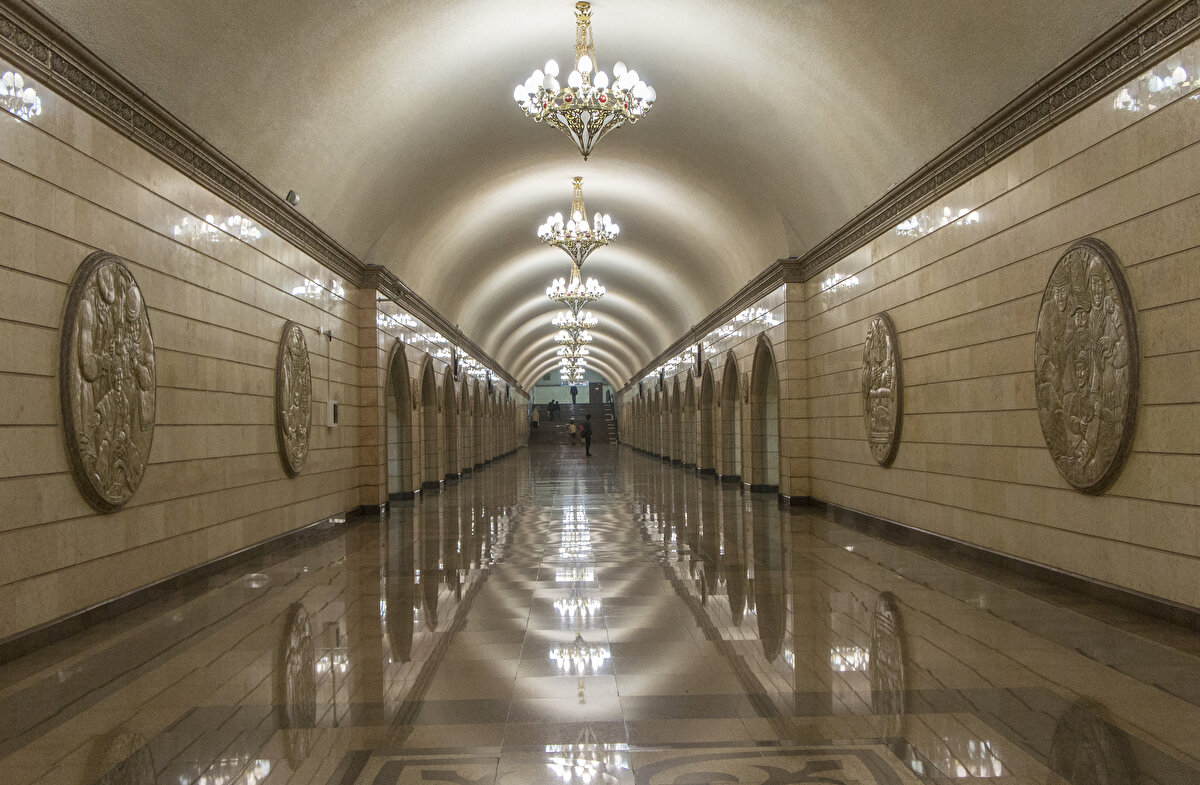 Sovyetler Birliği döneminde Tanrı Dağları'nın eteklerindeki Almatı şehrinde 1988'de inşaatına başlanan ancak birliğin dağılmasıyla askıya alınan Almatı metro hattı, 23 yıldan fazla süren bir inşaat sürecinden sonra 1 Aralık 2011'de hizmete açıldı.
