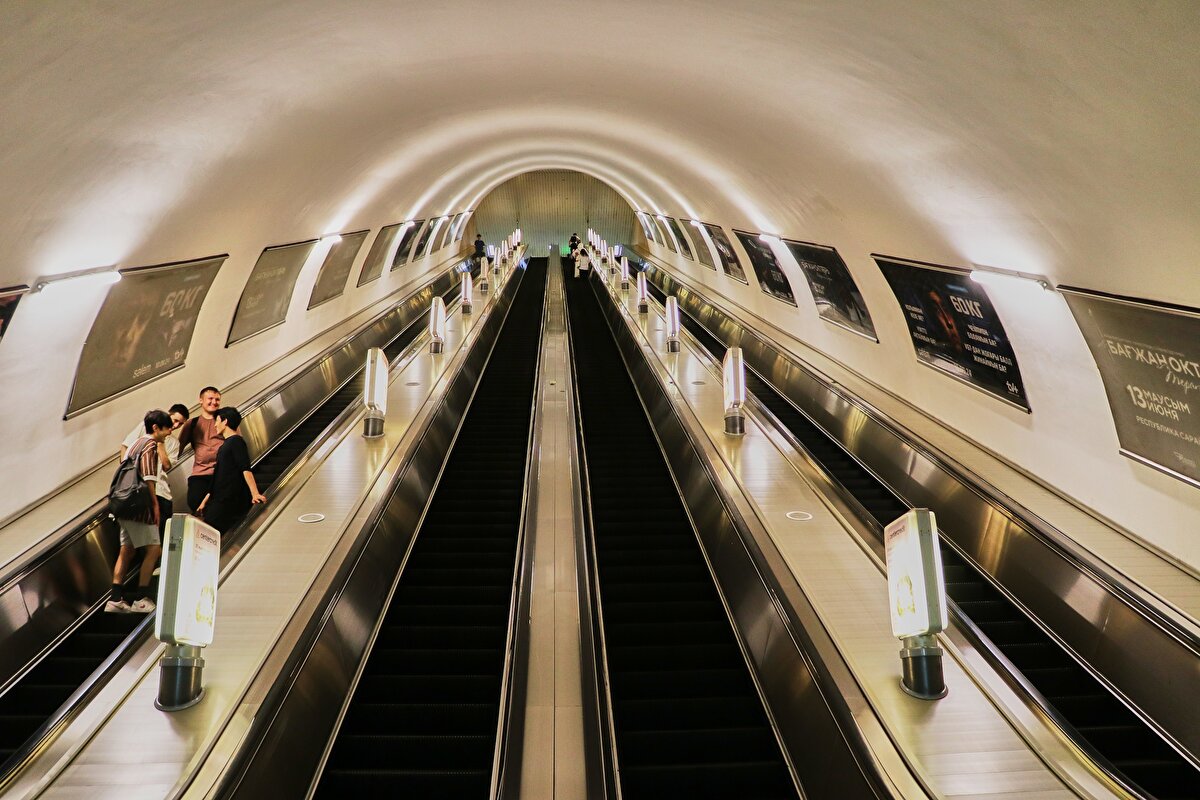 Metro hattındaki 11 istasyondan 6'sı derin kazma tekniğiyle inşa edildi ev en derin istasyon, yerin 78 metre altında bulunuyor.