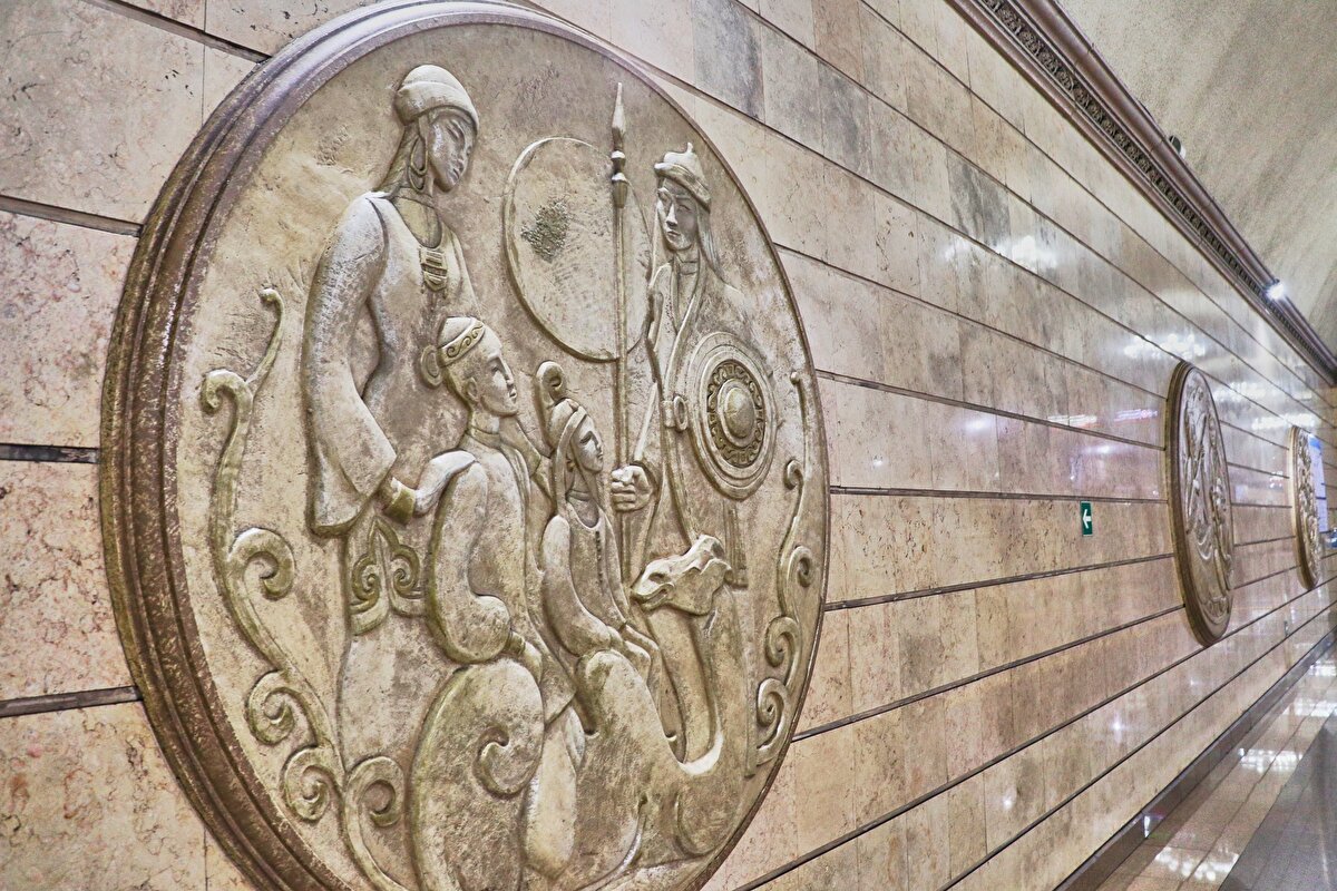 Özellikle millî motifleriyle öne çıkan metro, şehre gelen turistlerin yanı sıra fotoğraf tutkunlarının da sık tercih ettiği mekânların başında geliyor.