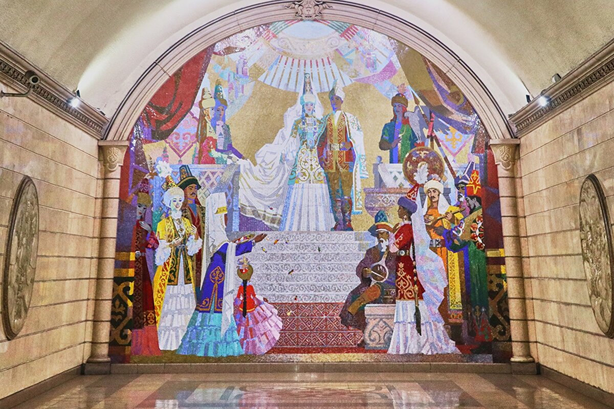 Almalı İstasyonu, şehrin sembolü elmanın yer aldığı, kentin tarihini sembolize eden motiflerle tasarlanmış.