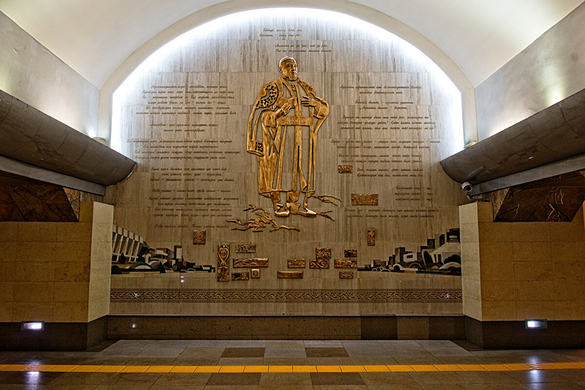 Kazakların millî şairleri, kahramanları ve tarihî kentlerinin isimlerini taşıyan metro istasyonları, isimlerine uygun tasarımlarıyla dikkati çekiyor.