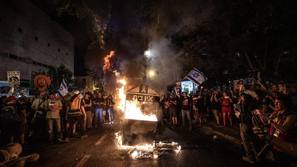 Tel Aviv`deki protestoların başlıca adreslerinden Kaplan Caddesi`ndeki gösteriye de on binlerce kişi katılmıştı.