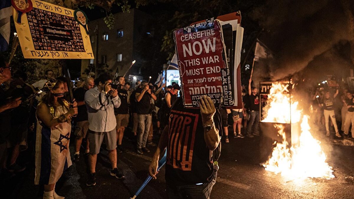 İsrail devlet televizyonunun haberine göre, polis yaptığı açıklamada, Tel Aviv`de 3 göstericinin düzeni bozma, yangın çıkarma ve polis memurlarına şiddet uygulama suçlamasıyla gözaltına alındığını belirtti.