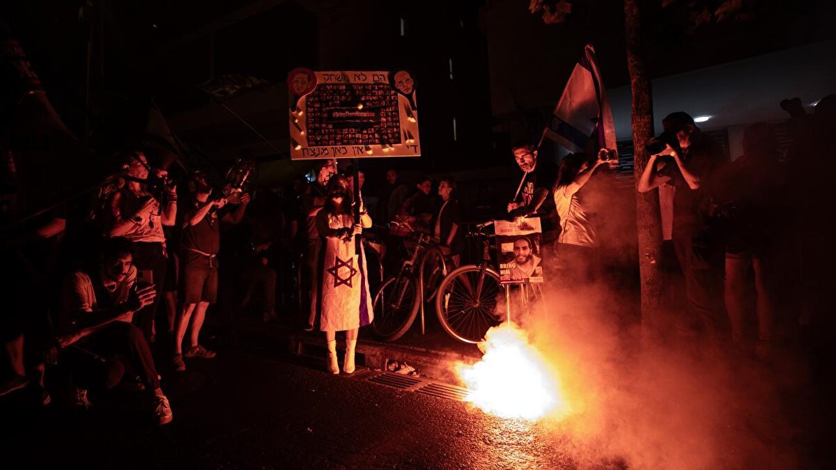 Tel Aviv`deki Kaplan Caddesi`nin yanı sıra King George Caddesi`nde binlerce İsraillinin katılımıyla protesto gösterisi düzenledi.<br>