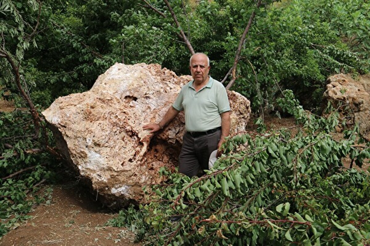 6 Şubat depremlerinin vurduğu Hatay'ın Defne ilçesindeki dağlık alanda bulunan taş ocağında çalışmalar devam ediyor.<br>Taş ocağındaki çalışmalar sırasında yaklaşık 1 kilometre mesafedeki Selahattin Altınöz'e ait Dursunlu Mahallesi'ndeki bahçeye 10 tonluk devasa kaya düştü.