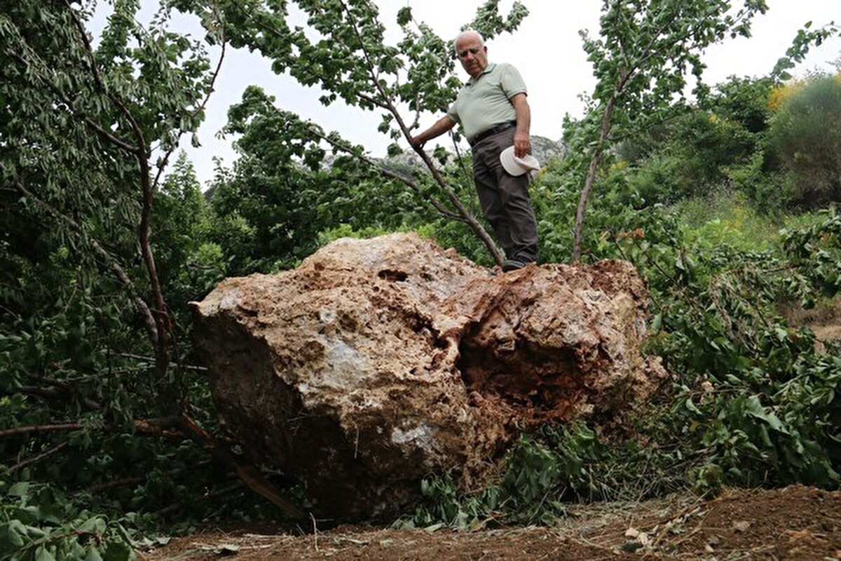 10 tonluk kaya parçasının bahçesine düştüğünü ifade eden Selahattin Altınöz, 'Biz burada kayısı toplamaya geldik. Birdenbire uçarak üstümüze geldi. Nereden geldiğini biliyoruz ama ne zaman geleceğini kimse bilmiyor. Çünkü yukarıda taş ocağı var. Ben mimarım ve teknik şeyleri anlarım. Aşağı yukarı bu taş 4 metreküp. 4 metreküp bir taşın özgül ağırlığı 2,5 ton metreküp bu da 10 ton civarında. Tabii ki korktuk ben o anda burada değildim ama bizimkiler kaçıştılar. Hatta bir kova kayısı vardı dökülmüştü. Bu yeniydi ama 10-15 gün önce komşumuzun bahçesinde aynı şey oldu. Komşumun orada evi yok. Ev olmadığı için sadece ağaçlara zarar verildi' dedi.