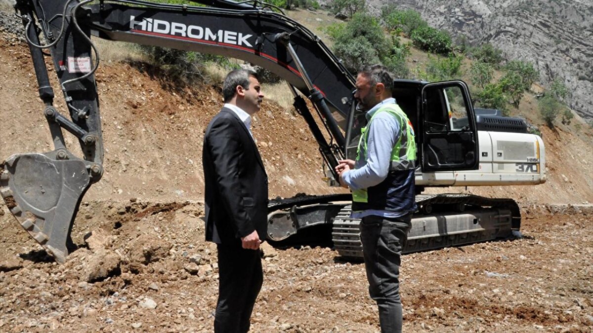 Kurudere bölgesinde boşaltılan köylere ulaşımın sağlandığı yoldaki çalışmaları inceleyen Kaymakam Mert Kumcu, Kazan Vadisi`nde 3 köyün bulunduğunu söyledi.<br>