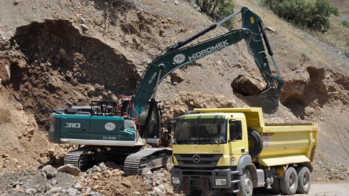 'Bu coğrafya eski günlerine kavuşacak'<br>Söz konusu çalışmalardan sonra vadide etkinlik ve festivaller yapmayı planladıklarını ifade eden Kumcu, şunları kaydetti: 'Kazan Vadisi`nden sonra Kurudere bölgesine giden yol ayrımımız var. Buradaki köyler 1995`te terör nedeniyle boşaltılmış. Sonrasında da vatandaşlarımız farklı yerlere göç etmişler. Biz de bu bölgenin yerleşime açılması için çeşitli çalışmalar yürütmeye başladık. Özellikle elektrik, alt yapı çalışmaları tamamlandıktan sonra kademe kademe vatandaşlarımız köylerine geçecek ve yerleşmeye başlayacaklar. Vatandaşlarımız şu anda köylerine gidebiliyorlar. Ona müsaade ediyoruz ama yıllardır yerleşim olmadığı için yapılar harabeye dönüşmüş, altyapısında sıkıntı var. Bu köylerde önümüzdeki süreçte tarım arazilerini açmayı, sonrasında da tamamen yerleşime açmayı planlıyoruz. Köylerimizi yakın zamanda ziyaret ettik. Yollarında büyük sıkıntılar yok. Bu köylerimize giden stabilize yol var. Orada da yol genişletme çalışması yapacağız, sonrasında da asfaltlayacağız. Bu şekilde bölgenin tamamında yol ile ilgili bir sıkıntı kalmamış olacak. Daha sonraki çalışmalarla bu bölge, bu coğrafya eski günlerine kavuşacak.'