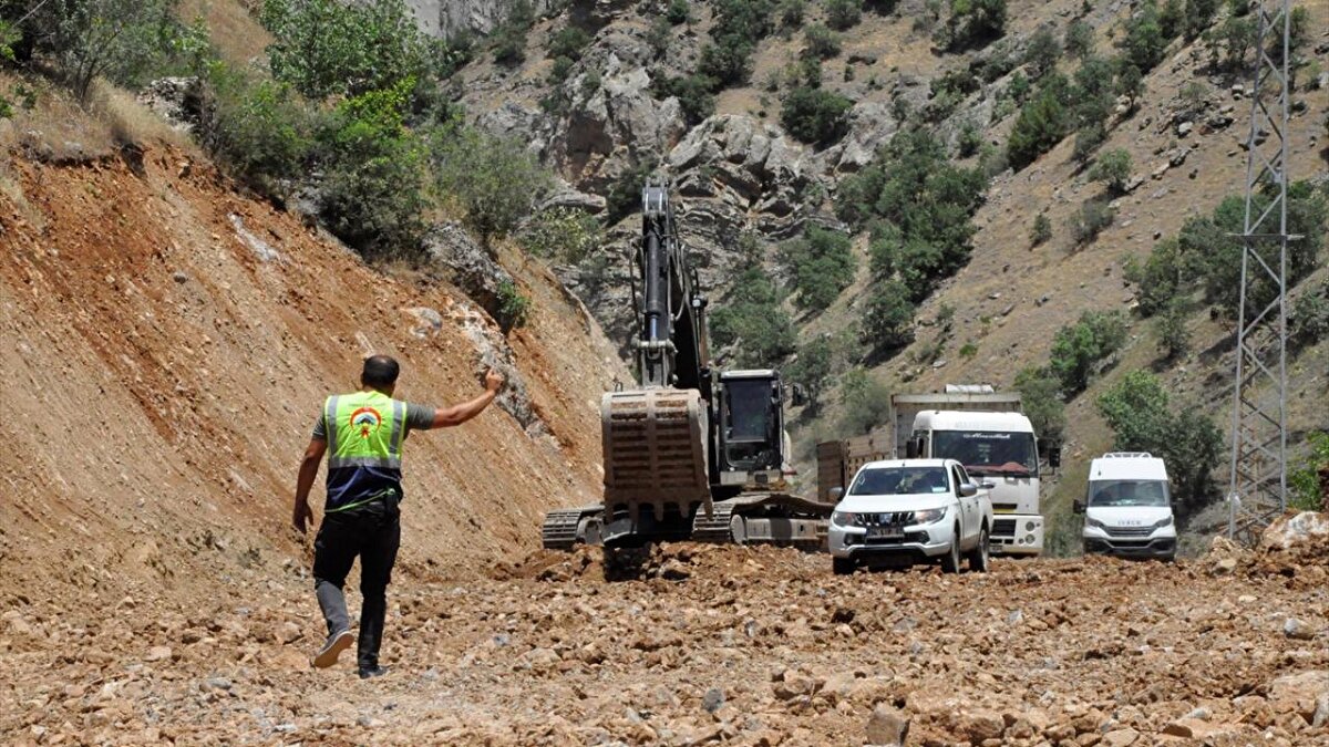 <br>'Vatandaşlarımız daha rahat köylerine gidebilecek'<br>Söz konusu 3 köyün 1995`te terör nedeniyle boşaltıldığını ancak 2000`li yıllarda bu köylere tekrar dönüşlerin olduğunu anlatan Kumcu, 'Vatandaşlarımız özellikle yaz aylarında buraya gelip tarım arazilerini ekiyorlar. Çok verimli topraklar. Biz de bu sene Valimiz Sayın Ali Çelik`in talimatıyla Kazan Vadisi`ndeki 29 kilometrelik yolu asfaltlayacağız. Buradaki yol ve dere çalışmaları İl Özel İdaresi ve DSİ ekipleri tarafından devam ediyor. 30`a yakın iş makinemizle çalışma yapılıyor. Önümüzdeki dönemde vadideki tüm köylerin yolu asfalt olacak şekilde yenilecek. Vatandaşlarımız daha rahat köylerine gidebilecek, tarım arazilerini daha rahat işleyebilecekler.' diye konuştu.