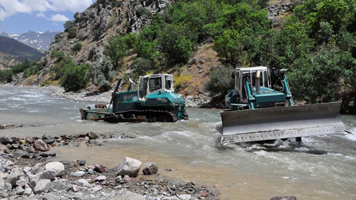 'Ekiplerimiz mesai mefhumu gözetmeden çalışıyorlar'<br>Bölgedeki Han Yaylası`na kadar 38 kilometrelik yol ağının olduğunu kaydeden Kumcu, 'Şu anda ekiplerimiz mesai mefhumu gözetmeden çalışıyorlar. İl Özel İdaresi ekipleri yolda genişletme, DSİ ekipleri dere ıslah çalışmaları yapıyor. Vatandaşlarımızın 1,5 saat süren yolu 20 dakikada gitmesi için bu çalışmaları bir an önce bitirmek için elimizden geleni yapıyoruz.' dedi.