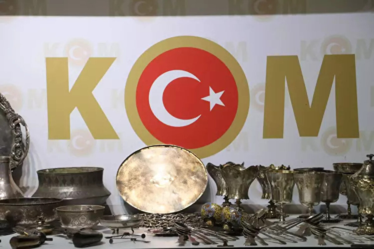 Tespit edilen şüpheli henüz yakalanamazken, aramalar sonucunda ise Osmanlı Devleti dönemine ait olduğu düşünülen 223 tarihi obje ele geçirildi.