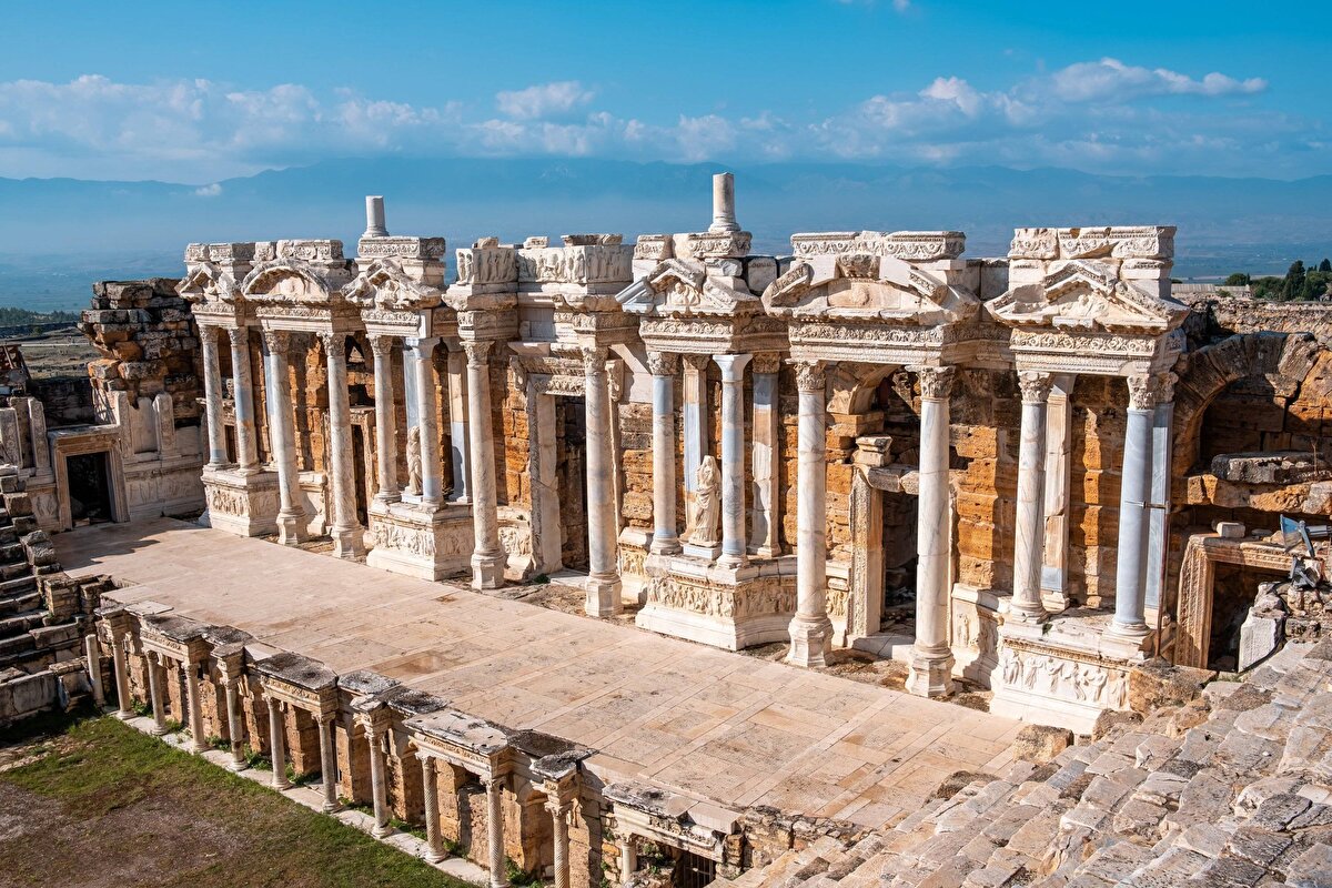 7.Hierapolis Antik Kenti-Pamukkale<br>UNESCO Dünya Miras Listesi'nde yer alan Pamukkale, her yıl eşsiz güzellikteki travertenleri görmek ve şifa bulmak için gelenlerin yanı sıra bölgeyi çevreleyen Hierapolis Antik Kenti'nde Hristiyanlık açısından kutsal kabul edilen yapılarıyla inanç turizmine de ev sahipliği yapıyor.