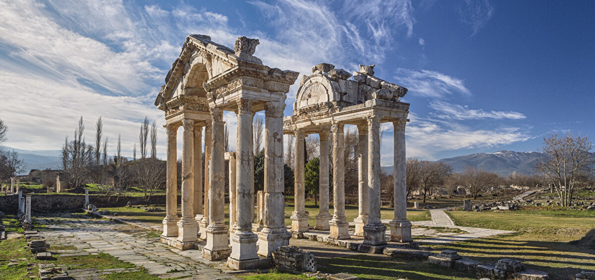 8.Aphrodisias Antik Kenti-Aydın<br>Antik Yunan ve Roma dönemlerine ait en görkemli antik kentlerden biri. İyonik bir Afrodit tapınağının, stadyumun ve bir hamamın kalıntıları uzun zamandır açıktaydı, ancak 1961’den itibaren kazılarla birlikte; tiyatro, odeon, bazilika, market, evler ve hamam, anıtsal bir geçit ve Roma imparatorunun ibadeti için bir kült merkezi gibi yapılar ortaya çıkarıldı. 