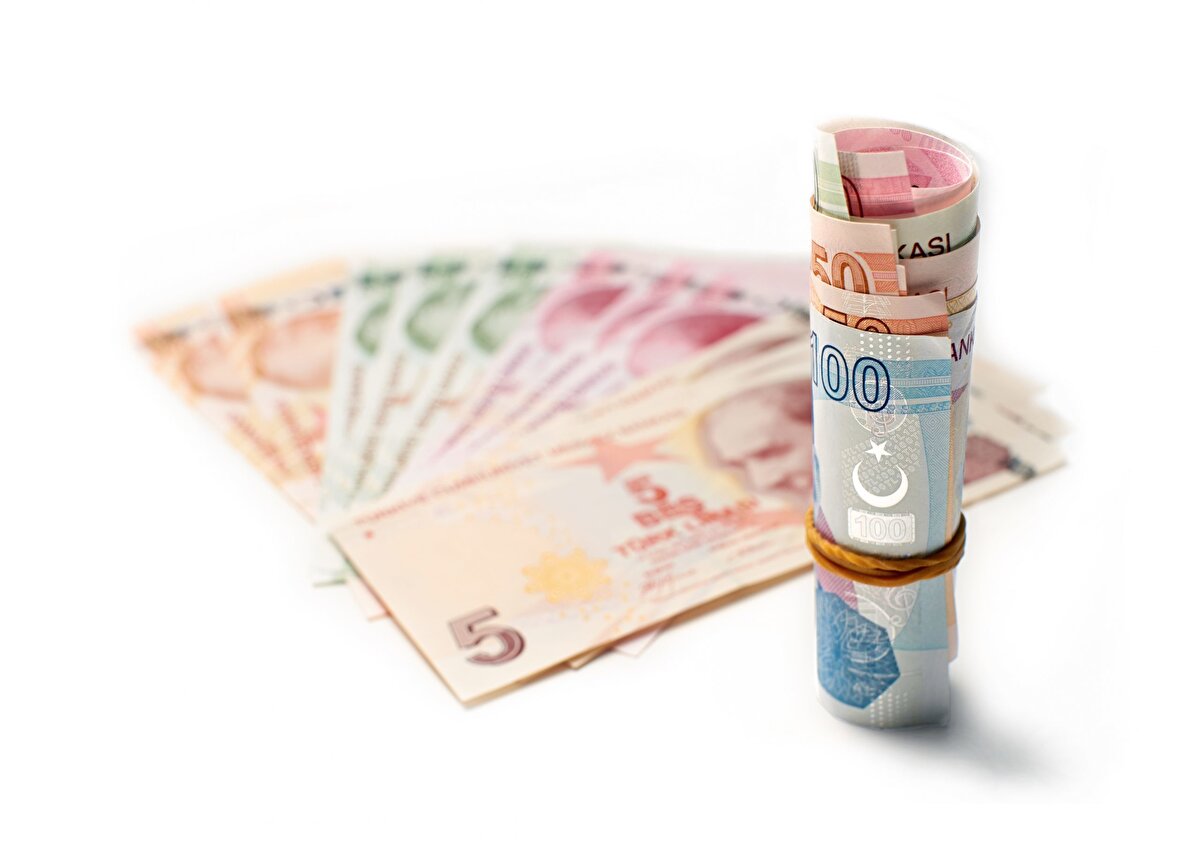 İşverenler, bu nedenle sadece maaşları artırmakla kalmıyor, aynı zamanda ulaşım desteği, yemek imkanı ve özel sağlık sigortası gibi yan haklarla da adaylara tercih edilebilir bir iş sunmaya odaklanıyor.