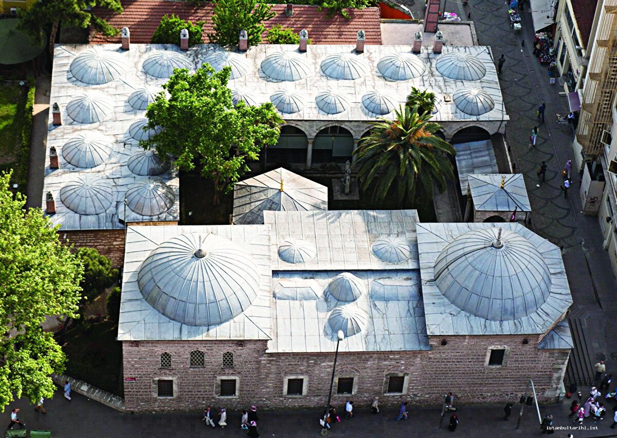 4.Millet Yazma Eser Kütüphanesi<br><br> Kitâbe ve vakfiyesine göre 1700-1701 yıllarında Şeyhülislâm Seyyid Feyzullah Efendi tarafından inşa ettirilmiştir.<br><br>Kütüphaneye Murad Molla, Adile Sultan, Yusuf Paşa, Hekimoğlu Ali Paşa Halk Kütüphaneleri ile Ebu Bekir Paşa, Yavuz Selim, Zembilli Ali Efendi Çocuk kütüphaneleri bağlı birim olarak hizmet vermiş ancak bugün bu kütüphaneler vakıflara devredilmiştir. Murad Molla Halk Kütüphanesi’nin yazma Eserleri ise 2000 yılında Süleymaniye Kütüphanesine devredilerek orada kullanıma sunulmaktadır.<br><br>Günümüzde ise kütüphane bugün “Millet Yazma Eser Kütüphanesi” adı ile hizmet vermektedir.<br><br>