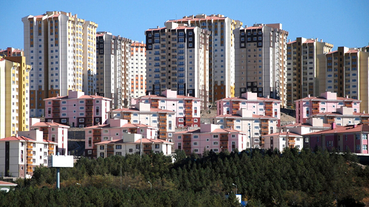 Tahliye Taahhüdü Nasıl Düzenlenmeli?<br>Son dönemde birçok ev sahibi kira sözleşmesinin yanında tahliye taahhütnamesi de imzalatmak istiyor. Ancak tahliye taahhüdü ile kira sözleşmesinin aynı gün imzalanması durumunda bu taahhütnamenin geçerliliği bulunmuyor. Tahliye taahhütnamesinini boş olarak hazırlanması da mümkün. Eğer kiracı bunu boş olarak imzalasa da geçerliliği bulunuyor.