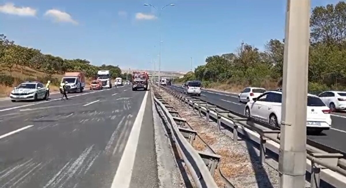 Metrelerce sürüklenen tanker, devrilerek yolu tamamen kapattı. Kazada, tanker şoförü M.B., ve yanındaki bir kişi hafif şekilde yaralandı. 