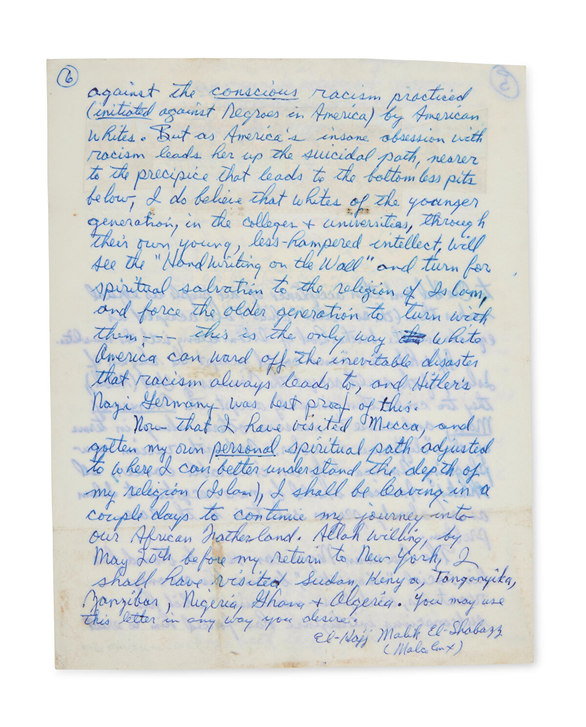 “… Burada her renkten ve dünyanın her yerinden Müslümanlar var. Mekke’de (Cidde, Mina ve Müzdelife’de) geçirdiğim günlerde hac ritüellerini anlamaya çalışırken krallarla ve diğer yöneticilerle aynı tabaktan yedim, aynı bardaktan içtim ve aynı kilimin üzerinde uyudum. Ten rengi beyazlardan beyaz olan, gözleri en mavilerden mavi olan, saçları en sarışınlardan sarışın olan kardeşlerimle… Onların mavi gözlerinin içine bakabildim ve beni aynı gördüklerini gördüm. Çünkü onların tek bir yaratıcıya olan inancı, zihinlerinden “beyazı” silmişti ve bu direkt olarak onların farklı renkteki insanlara olan tutum ve tavırlarını değiştiriyordu. Onların tevhide olan inancı onları Amerikalı beyazlardan farklı kılıyordu ki onların rengi onlarla olan diyaloğumda bir role sahip değildi. Tevhide duyduğu samimi inanç ve tüm insanları eşit kabul edişi onların beyaz olmayanları da İslâm kardeşliği altında eşit görmesini sağlıyor.”