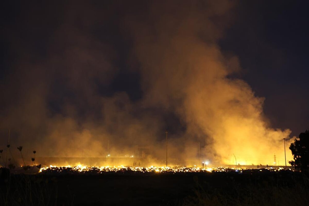 Alevler onlarca kilometre uzaktan bile görünürken havanın kararması ile birlikte helikopter ve uçaklar çalışmalarına hava aydınlanıncaya kadar ara verdi. Aydın'da geceyi aydınlatan alevlerle mücadele devam ederken Söke ve çevresine kül yağmaya başladı.