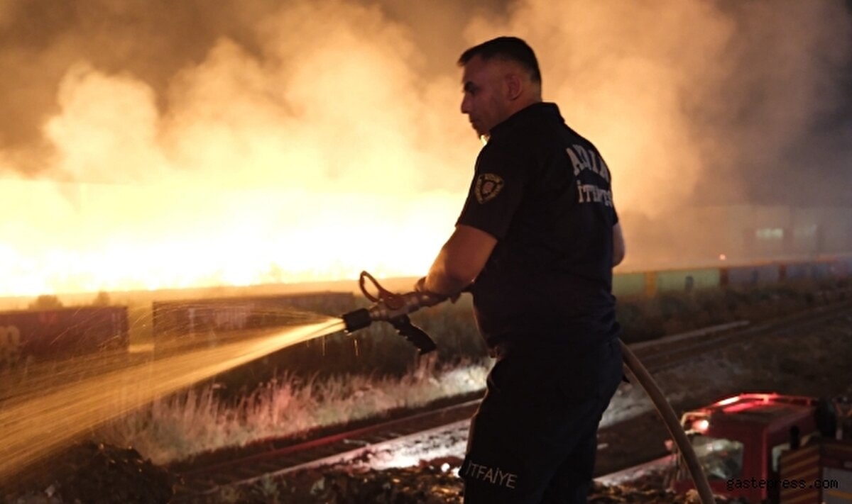 Gündüzleri karadan ve havadan devam eden söndürme çalışmaları gece kara araçları ile sürdürülüyor. İtfaiye ekiplerinin su sıktığı yangın bölesinde iş makineleri ise hammadde olarak kullanılan atık kağıtları alevlerden uzaklaştırmaya çalışıyor. Aydın Büyükşehir İtfaiye Dairesi ekipleri, Muğla Orman Bölge Müdürlüğü'nün söndürme ekipleri ile Aydın'daki çeşitli resmi kurumların ve özel firmaların tanker ve iş makinelerinin yanı sıra söndürme çalışmalarına destek vermek içim 23 ilden gelen ekiplerin çalışmaları devam ediyor. Yangının başladığı andan itibaren AFAD başta olmak üzere ilgili tüm kurumların görev yaptığı yangın bölgesinde şu an itibariyle 54 iş makinası, 80 itfaiye ve arazöz ile 290 personelin alevlerle mücadelesinin devam ettiği belirtildi.