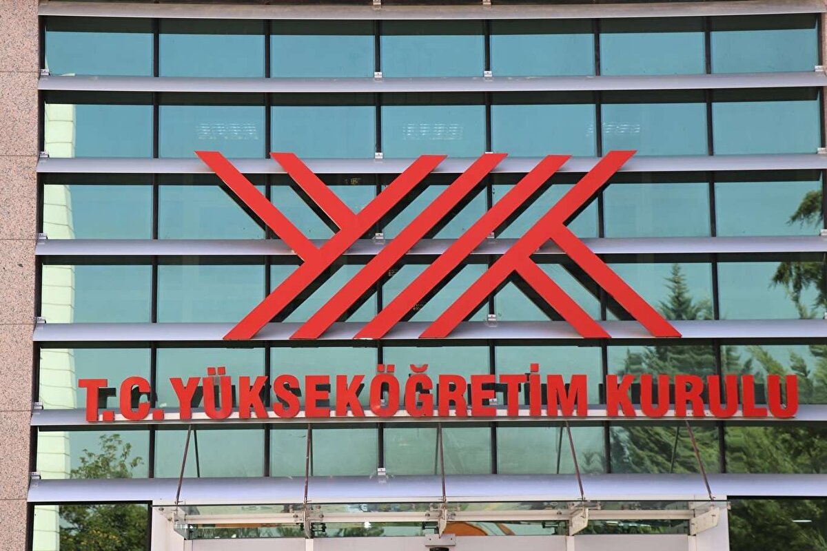 YÖK, öğrencilerin öğrenim ücretlerinin önemli bir kriter olduğunu vurguladı. Açıklamada, devlet üniversitelerinde 2011-2012 Akademik Yılı'ndan bu yana birinci öğretimdeki öğrencilerden katkı payı alınmadığı belirtildi. Ayrıca, vakıf yükseköğretim kurumlarının kazanç amacıyla kurulamayacağına dikkat çekildi. Adayların, kayıt olacakları program süresince öğrenim ücretlerinin güncellenme oranlarını bilmek istemelerinin, sürpriz veya beklenmedik fiyat artışlarıyla karşılaşmamak adına son derece haklı bir talep olduğu ifade edildi.<br><br>Bu doğrultuda, YÖK Başkanı Erol Özvar imzasıyla vakıf yükseköğretim kurumlarına bir yazı gönderildi. Yazıda, Kurul'un 10 Temmuz 2024 tarihinde yaptığı toplantıda vakıf yükseköğretim kurumlarının öğrenim ücretlerini belirlerken göz önünde bulundurmaları gereken kuralların belirlendiği aktarıldı.