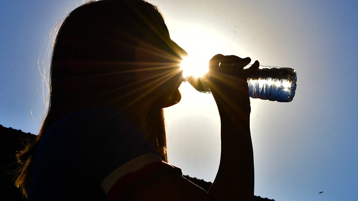 Megakent İstanbul'da uzun süredir devam eden sıcak hava koşulları sürüyor. Uzmanlar yaptığı açıklamada İstanbulluları uyararak önemli bilgiler paylaştı.