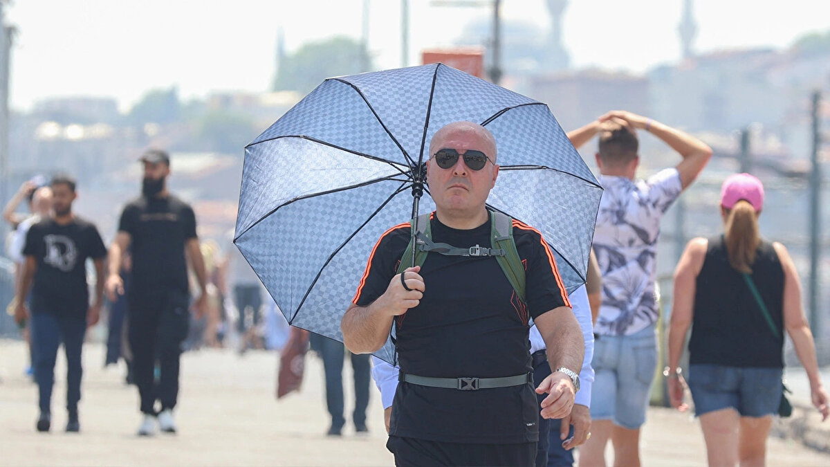 Belirtilen tahminlere göre İstanbul 36-37 C. şehir içinde 39-40 C. Gökdelenlerin bölgesinde 41-43C. olacak, hissedilen sıcaklık ise daha yüksek seyredecek. Uzmanlar dışarı çıkmayın diyor ve pazartesi gününden itibaren nemin azalacağını tahmin ediyorlar.