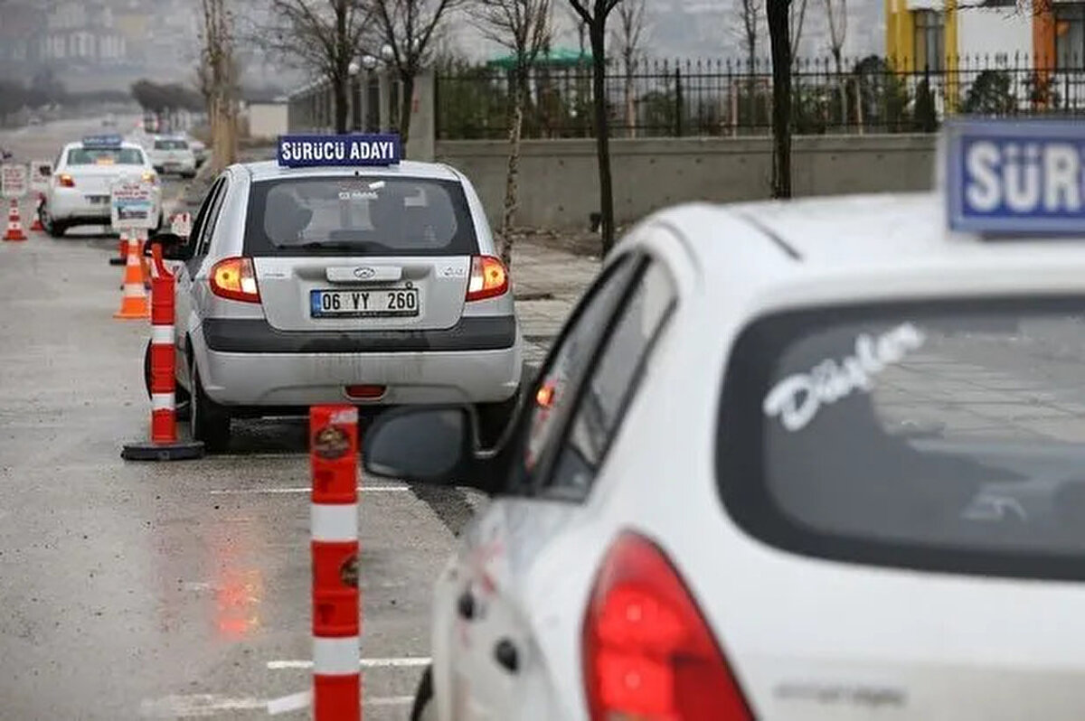 Milli Eğitim Bakanlığınca hazırlanan yönetmeliğe göre, direksiyon eğitimi dersi sınavları, il veya ilçe Milli Eğitim Müdürlüklerinin belirlediği ve ilgili mevzuata göre onay alınmış 2 farklı rotanın bulunduğu güzergahta yapılacak.<br>