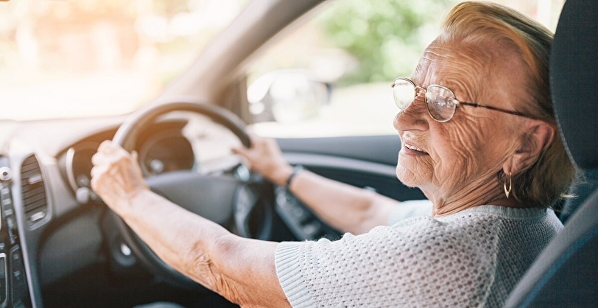 80 yaş ve üzeri sürücüler için ehliyet yenileme süresi 2 yıla düşürüldü.