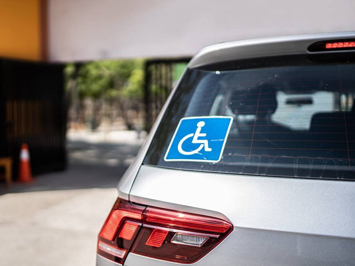 Engelli kursiyerler, kendisine ait veya temin edeceği, standartlara ve engel durumuna uygun başka bir araç ile eğitim alarak sınavlara girebilecek.