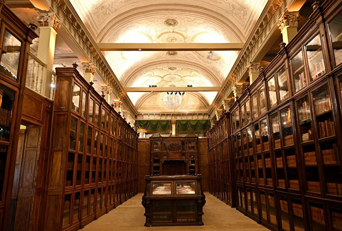 Kütüphane bölümünde askeri tarihten coğrafyaya, felsefeden casusluk romanlarına, astronomiden botanik ve zoolojiye kadar binlerce nadir eser gün ışığına çıkarıldı.<br><br>