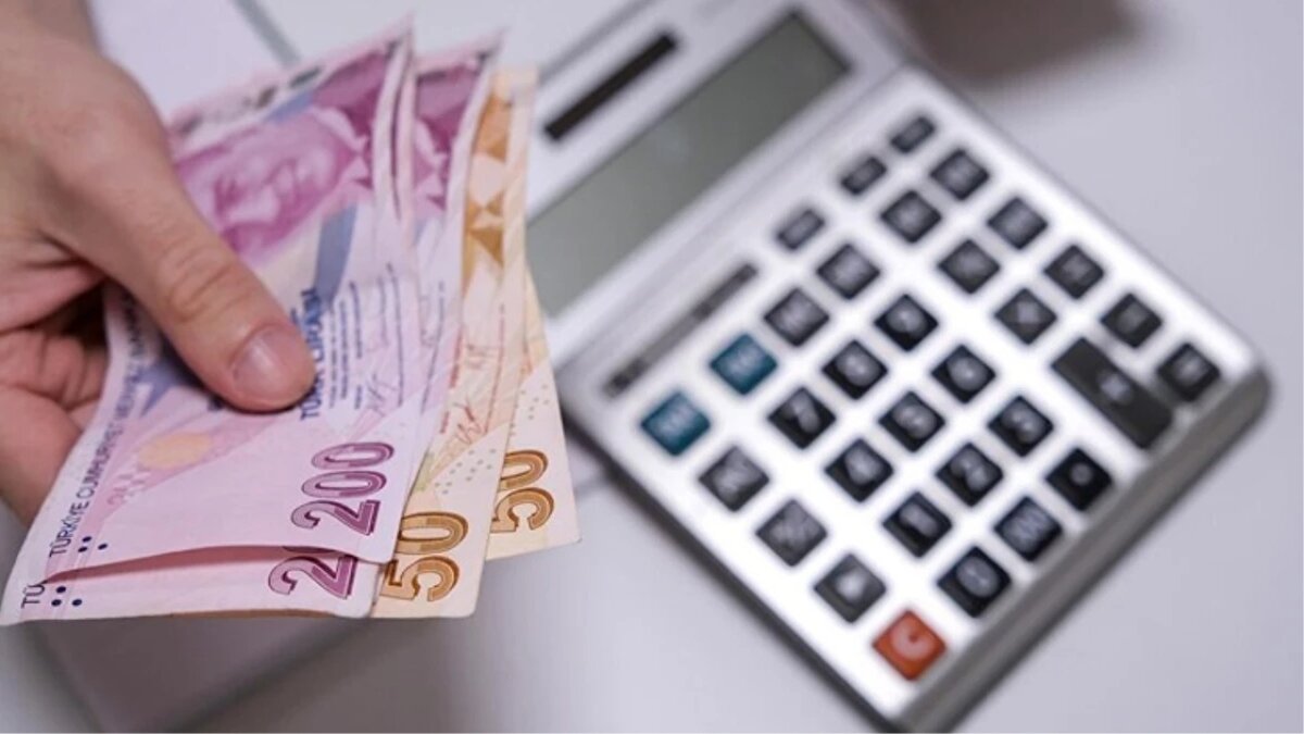 Bu durum, parasal aktarım mekanizmasının etkinliğini azaltıyor ve piyasa faizlerini aşağı yönlü baskılıyordu.