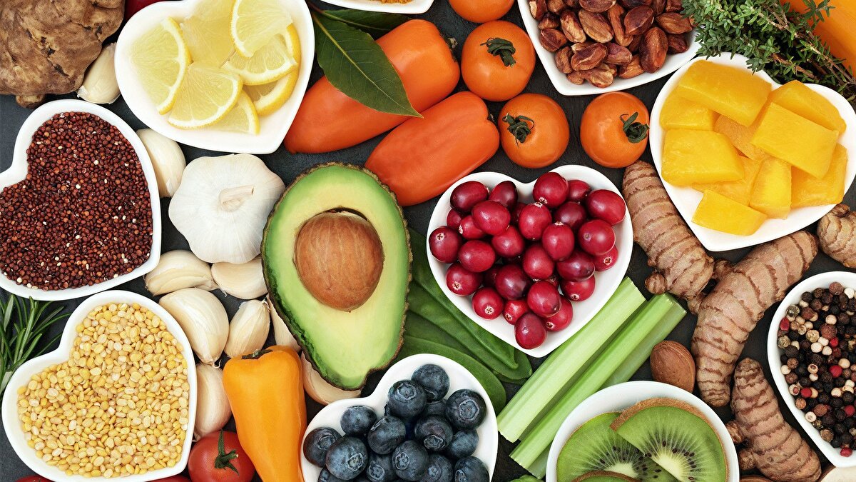 Vitamin, mineral ve su içeriği yüksek sebze ve meyvelerin tüketimi sıcak havalarda büyük önem taşıyor. Meyvenin fruktoz içerdiğinin unutulmaması gerektiğini ve aşırıya kaçılması hâlinde olumsuz sonuçlar doğurabileceğini belirten uzmanlar "Sıcak havalarda aşırı yağlı, baharatlı ve şekerli besinlerden kesinlikle uzak durulmalı.