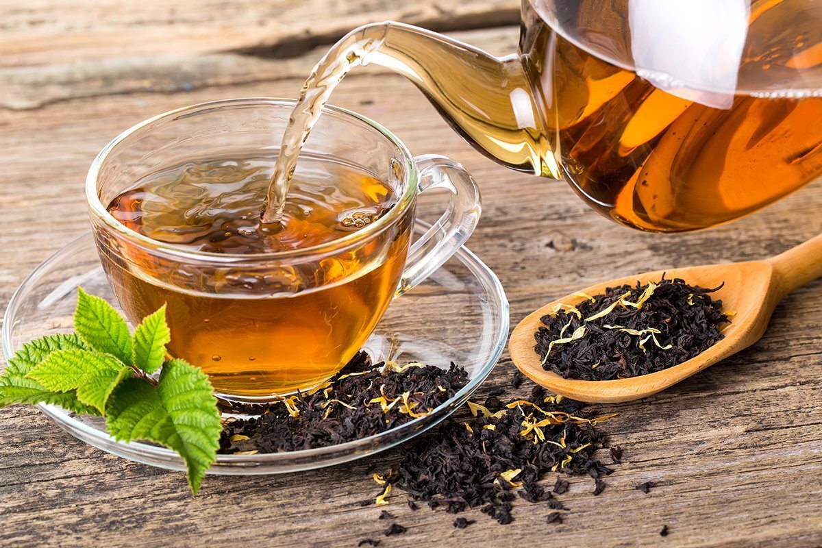 ''Soğuk bitki çayları, ev yapımı limonata, ayran ve maden suyu da sıvı tüketimini artırmaya yardımcı olabilir. Kahve, çay ve gazlı içecekler su tüketme eğilimini azalttığı için, vücutta sıvı kaybının yerine geçmeyecekleri unutulmamalı. Yeterli sıvı tüketiminin olup olmadığı idrar renginden anlaşılabilir. Eğer, idrar rengi renksize yakınsa sıvı alımı yeterlidir fakat koyu sarı ise sıvı alımı yetersizdir, dikkat edilmesi gerekir" şeklinde belirtti.